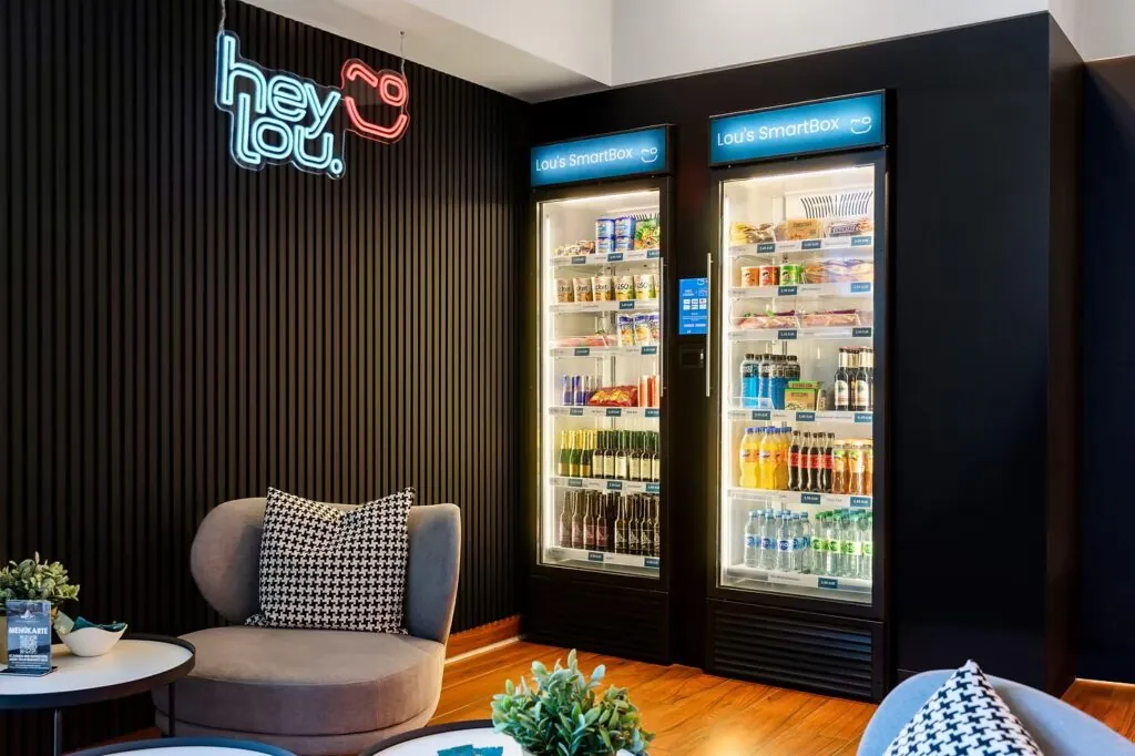Smart Fridge im Hotel: 24/7 Versorgung ohne Personal | Hey Lou