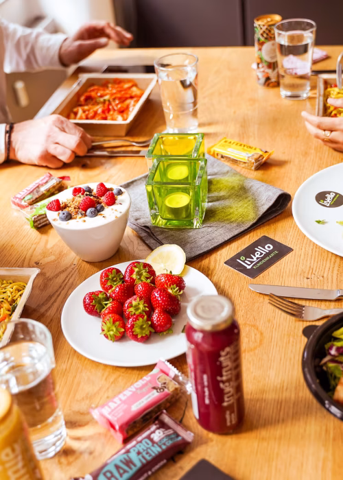 Gedeckter Tisch mit Snacks und Getränken im Livello Workplace-Kontext