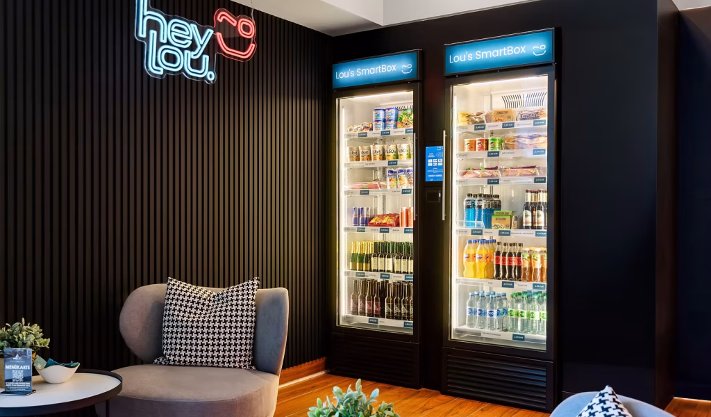 Livello Smart Kiosk Verkaufsautomat in einer modernen Hotel-Lobby